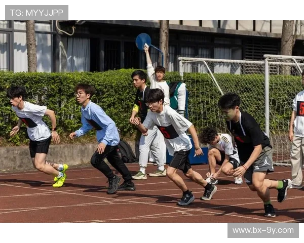 今朝足球俱乐部激战正酣 展现青春风采与团队协作拼搏精神